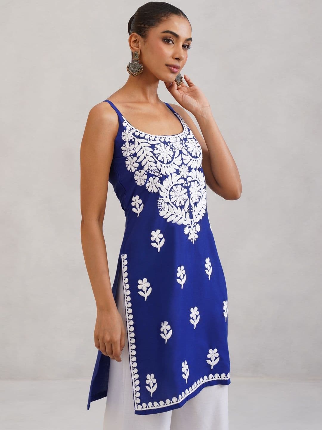 colorkosh Women Floral White Embroidered Thread Work Sleeveless Kurta thumbnail 7