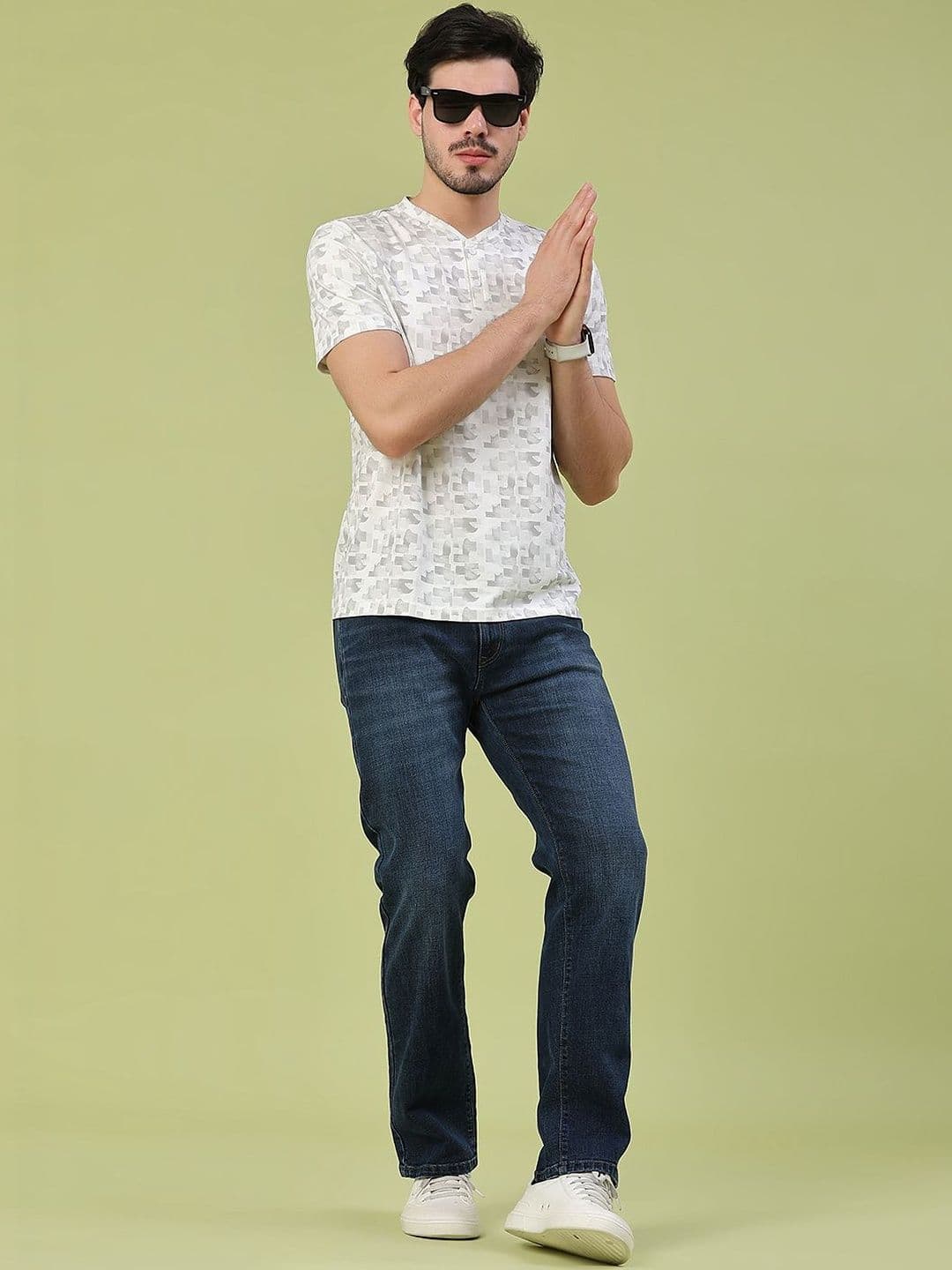 V-Mart Men Relaxed Fit Mid-Rise Light Fade Jeans thumbnail 3