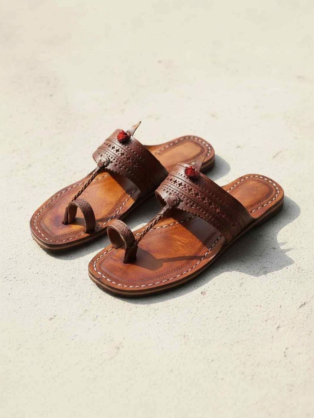 niira.co Men Leather Ethnic Kolhapuri Chappals thumbnail 4
