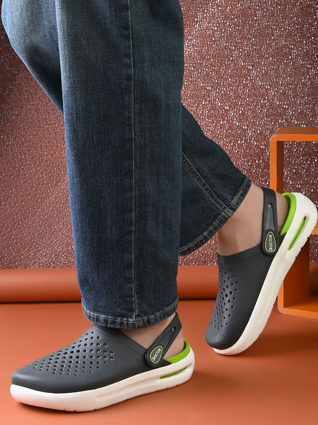 DOCTOR FEEL SOFT Men Colourblocked Clogs thumbnail 5