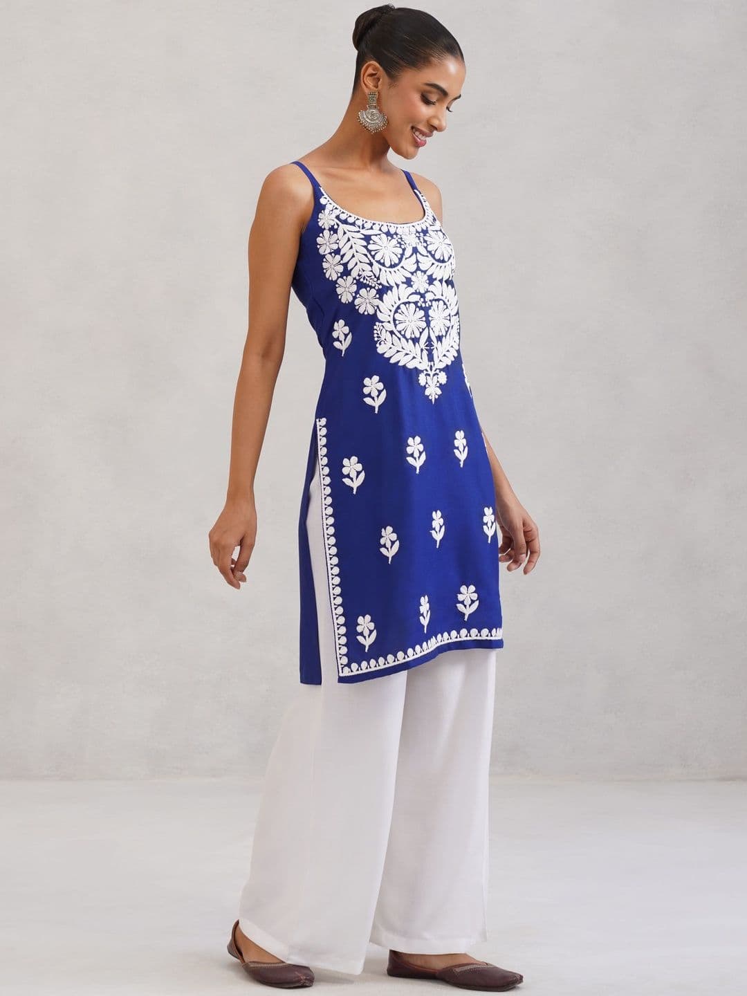 colorkosh Women Floral White Embroidered Thread Work Sleeveless Kurta thumbnail 2