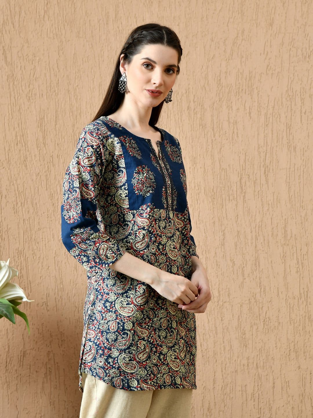 Anouk Rustic Women Ethnic Printed V-Neck Pure Cotton Straight Kurti thumbnail 3