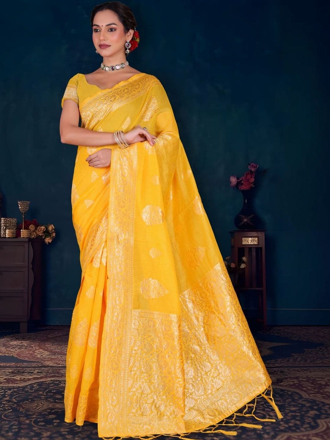 Sangria Yellow Woven Design Zari Banarasi Saree With Unstitched Blouse thumbnail 7