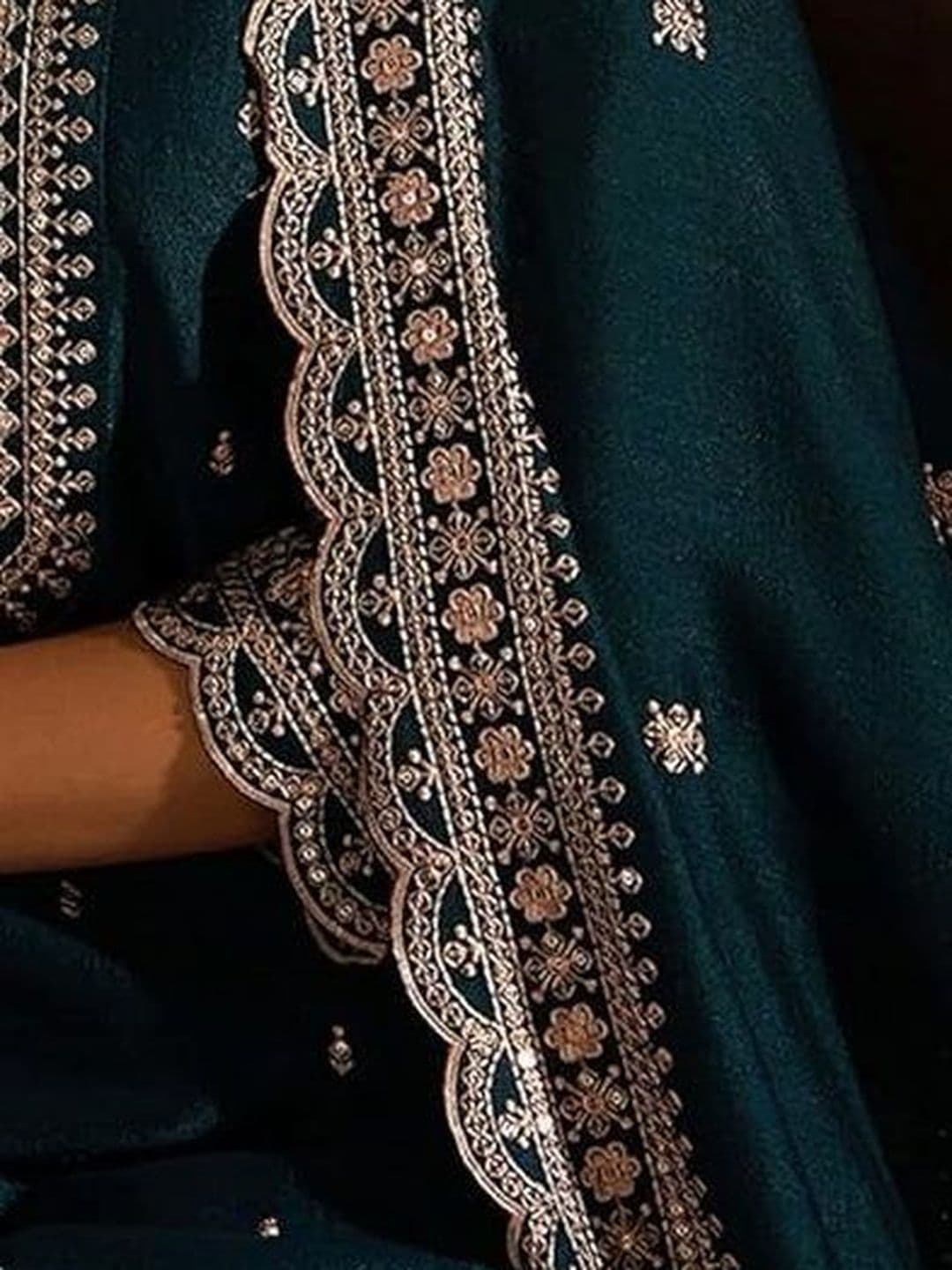 SHRI MAHAVEER RAJASTHANI SAREE Women Ethnic Motifs Embroidered Regular Thread Work Kurta with Trousers & thumbnail 3