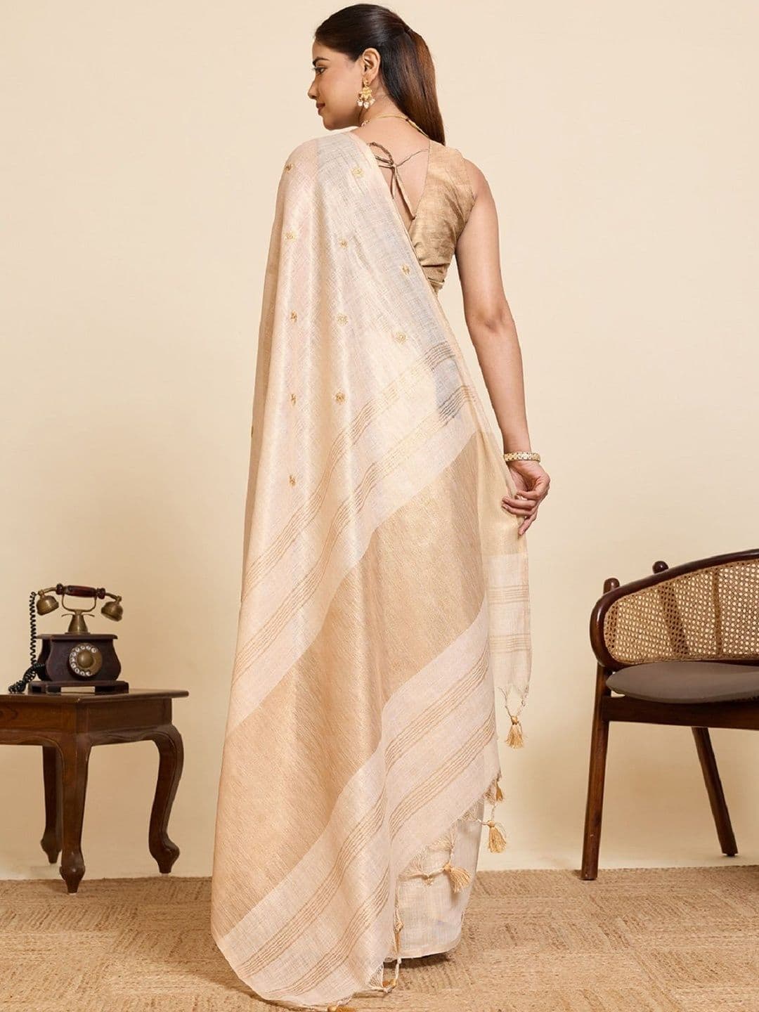 DWIJA FASHION Woven Design Embroidered Linen Blend Handloom Saree thumbnail 4