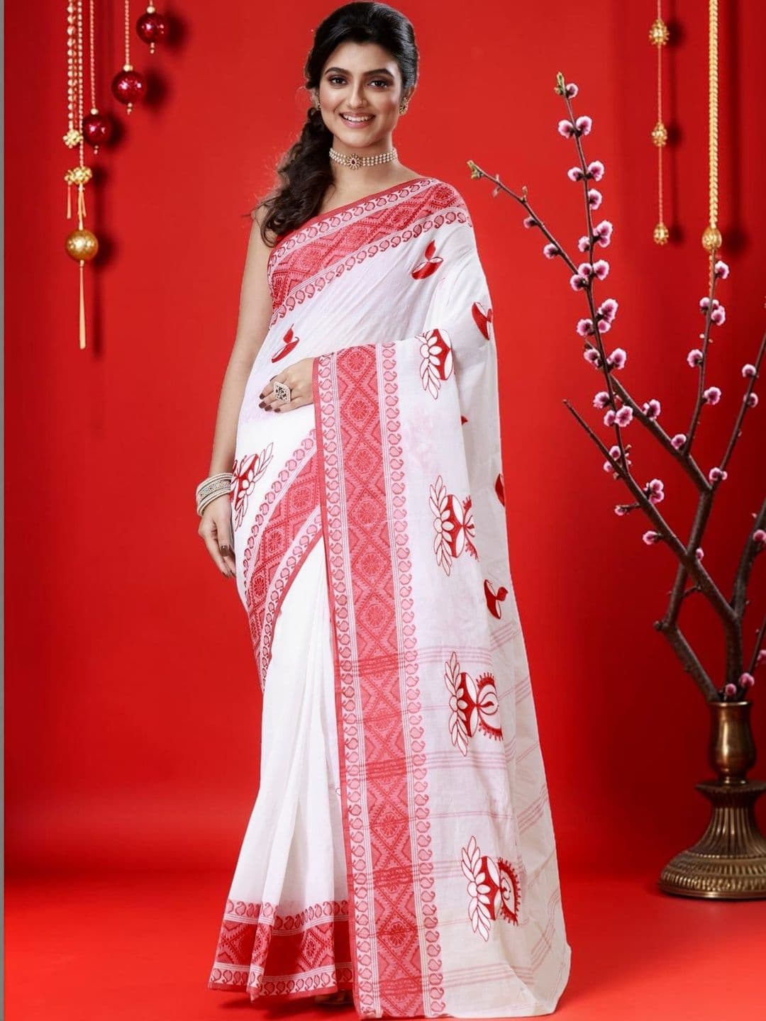 Vastriva Ethnic Motifs Embroidered Pure Cotton Jamdani Saree - view 1