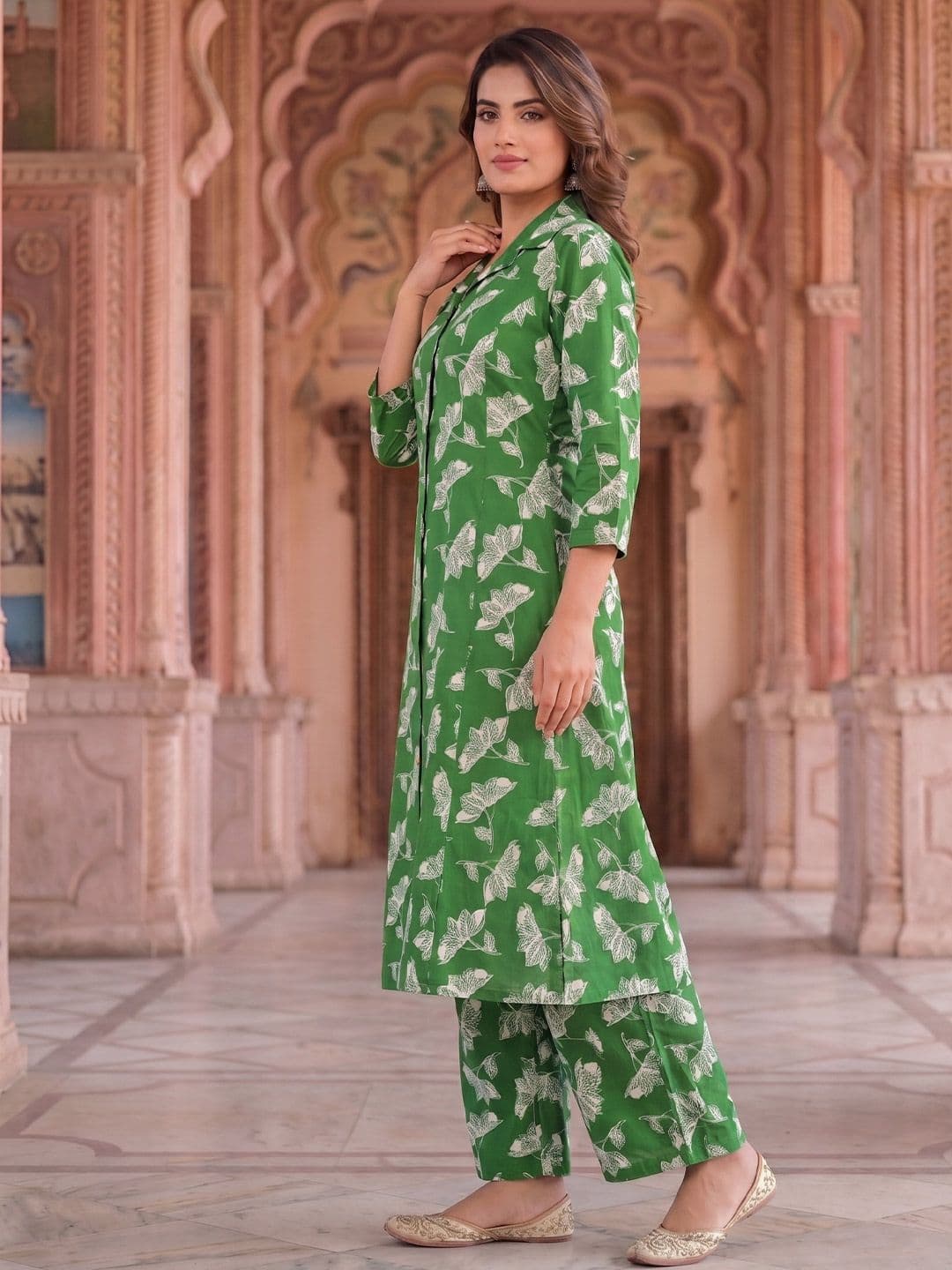 Bunkari Women Floral Printed Regular Pure Cotton Kurta with Palazzos thumbnail 3