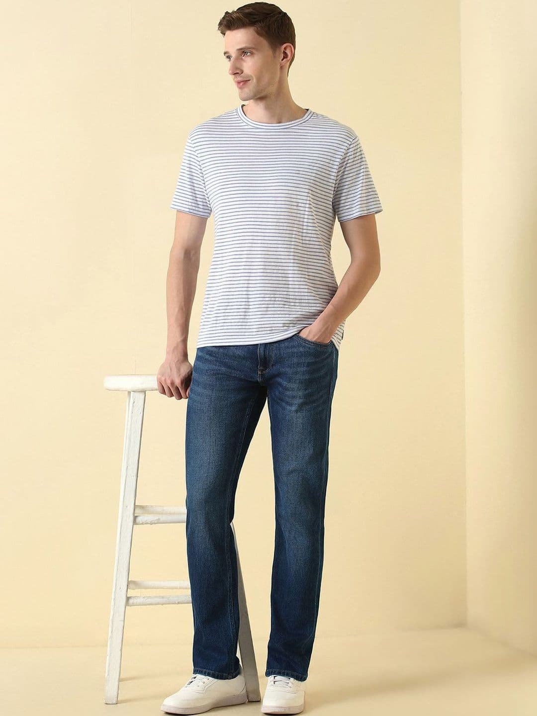 Allen Solly Men Straight Fit Mid-Rise Light Fade Jeans thumbnail 5