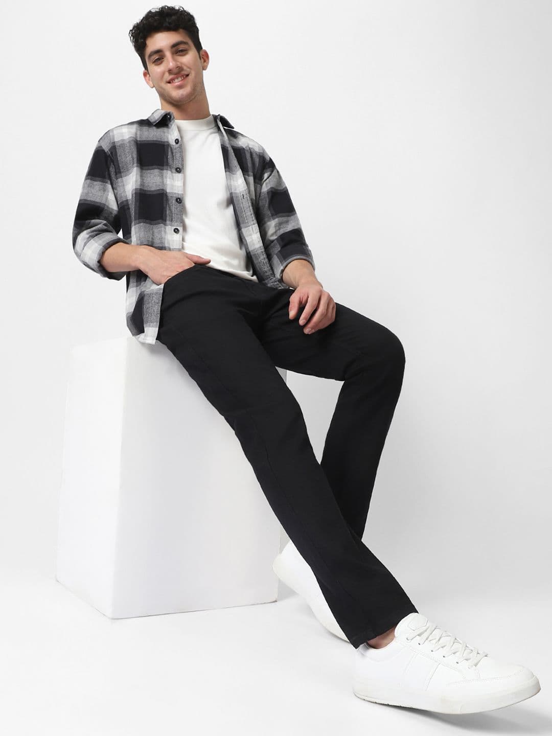 Urbano Fashion Men Black Slim Fit Mid-Rise Clean Look Stretchable Jeans thumbnail 4