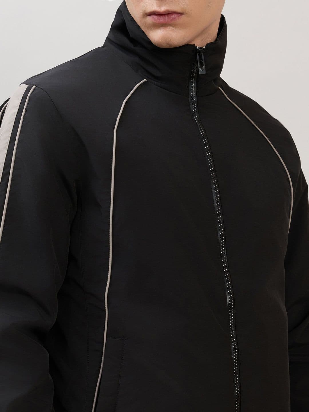 Espanshe Men Colourblocked Lightweight Sporty Jacket thumbnail 5
