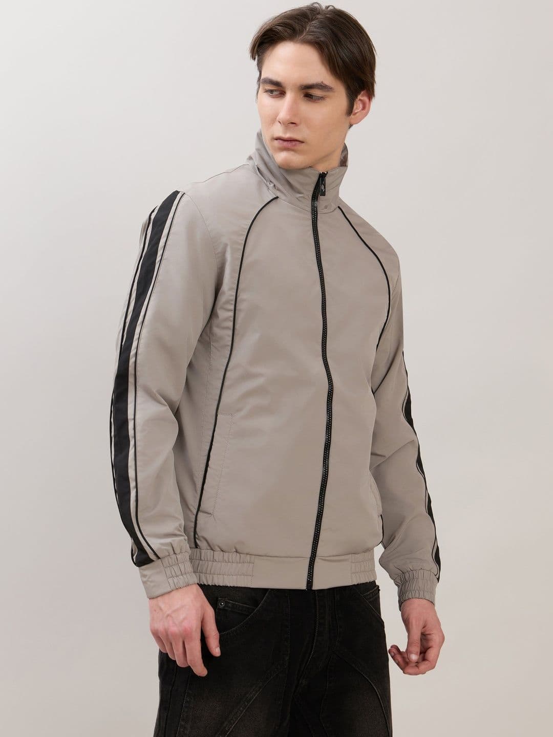 Espanshe Men Colourblocked Lightweight Sporty Jacket thumbnail 4