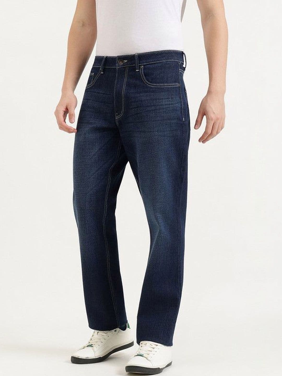 United Colors of Benetton Men Relaxed Fit Mid-Rise Light Fade Jeans thumbnail 4