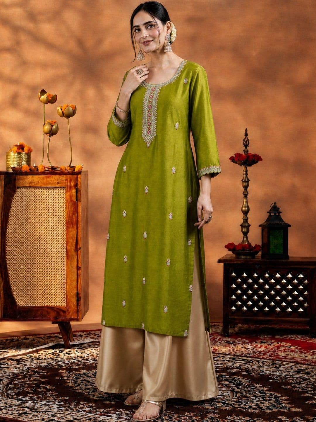 rarethread Women Embroidered Thread Work Kurta thumbnail 5