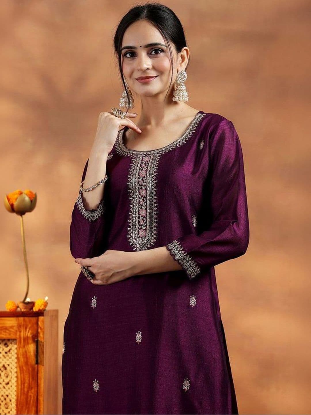 rarethread Women Embellished Thread Work Kurta thumbnail 3