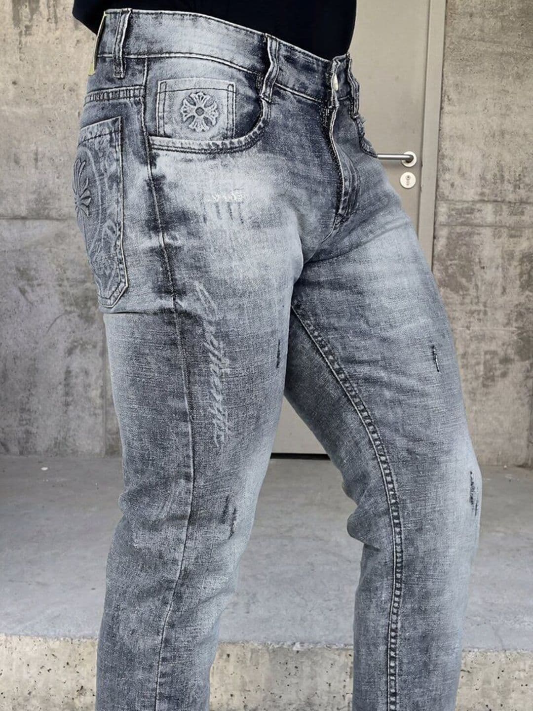GEX Men Regular Fit Mid-Rise Mildly Distressed Heavy Fade Jeans thumbnail 5