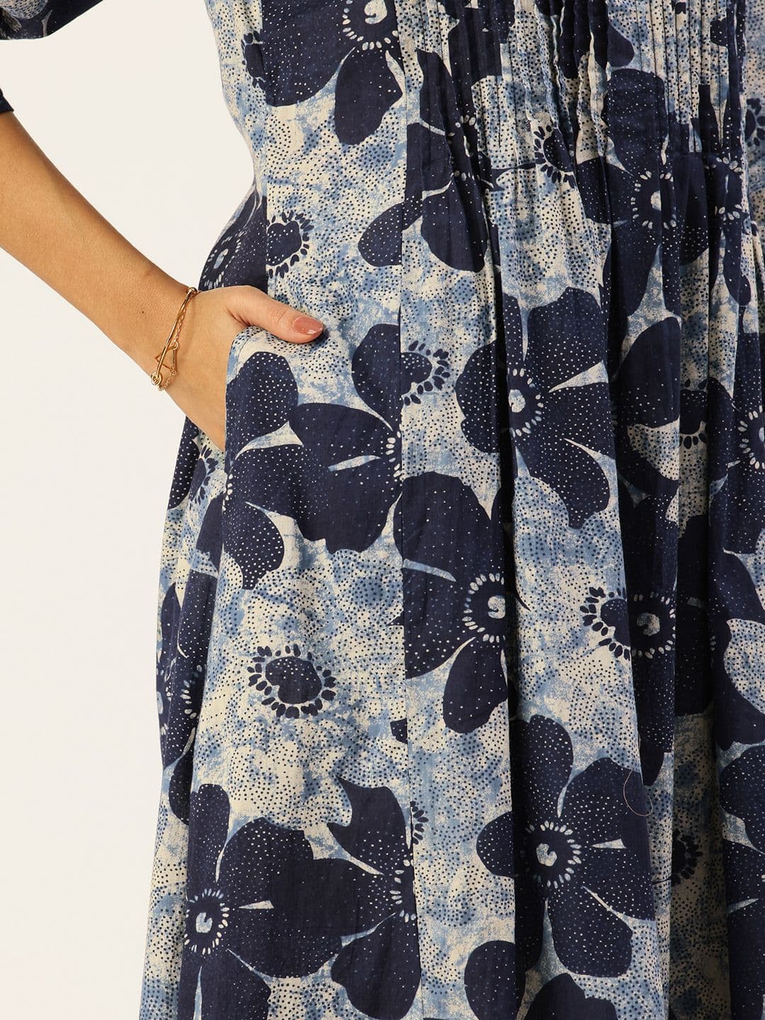 AMUKTI Women Floral Motifs Printed Anarkali Kurta thumbnail 6