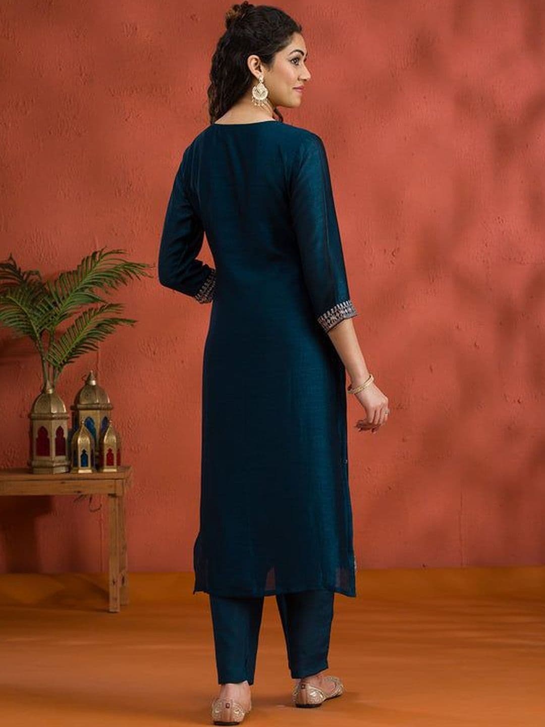 CLAVINET Women Ethnic Motifs Embroidered Regular Thread Work Kurta with Trousers & With Dupatta thumbnail 2