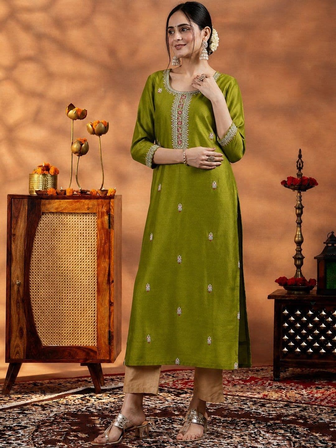 rarethread Women Embroidered Thread Work Kurta thumbnail 6