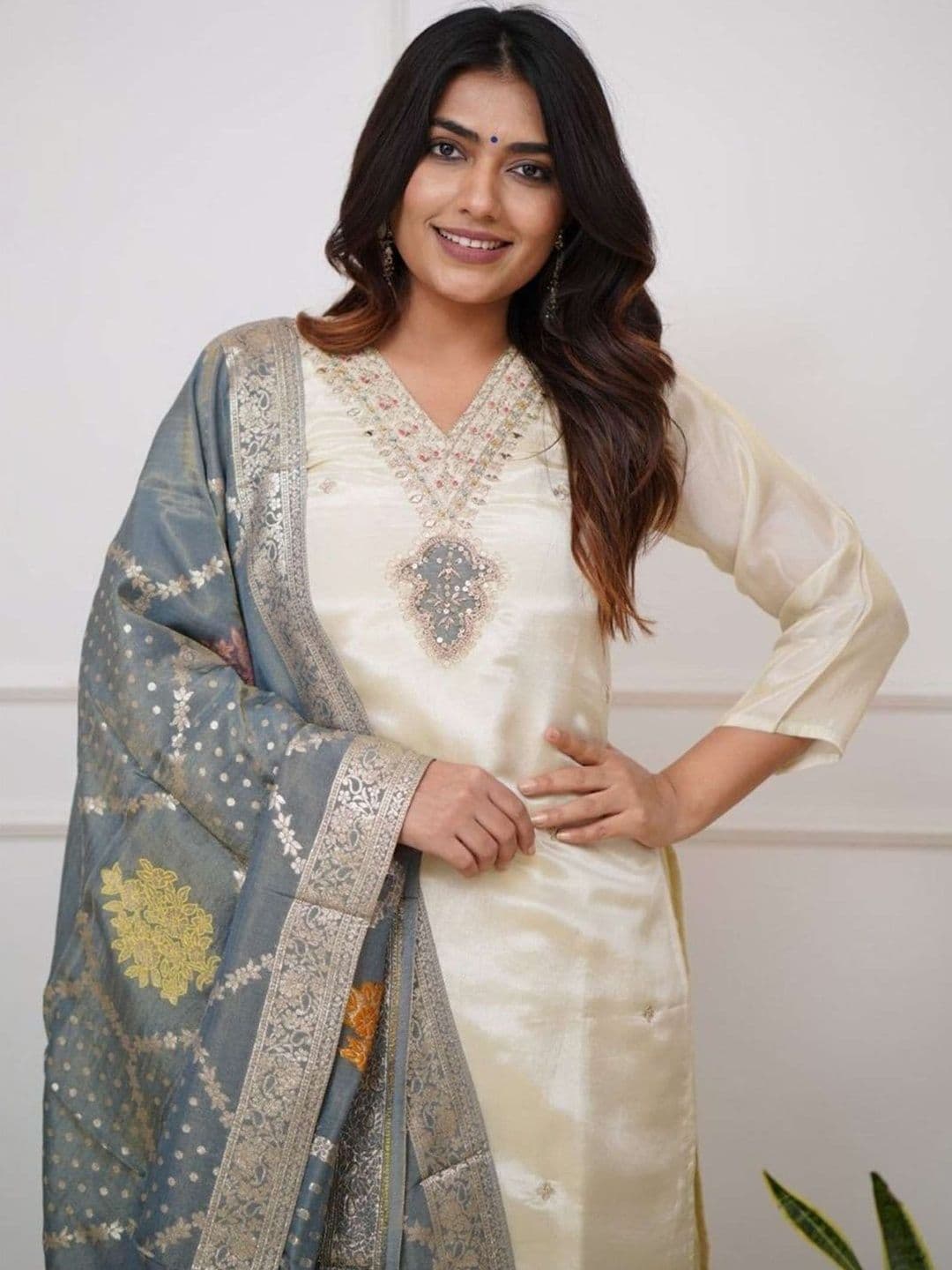 CLAVINET Women Ethnic Motifs Embroidered Regular Thread Work Kurta with Trousers & With Dupatta thumbnail 4