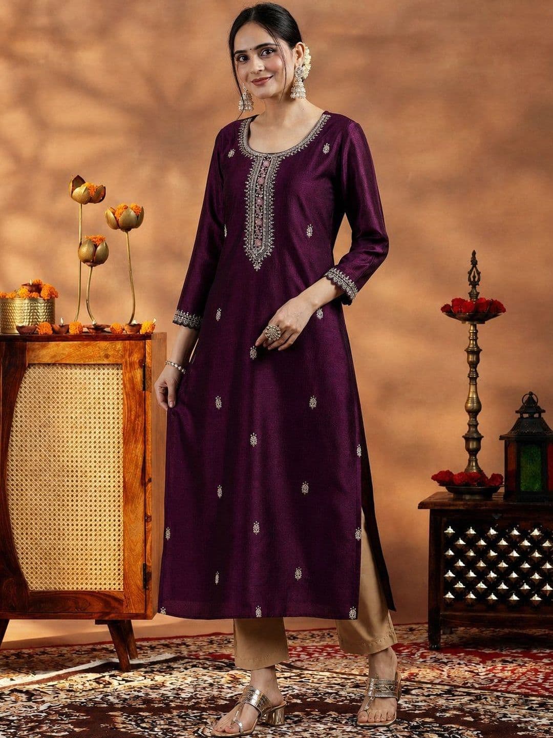rarethread Women Embellished Thread Work Kurta thumbnail 5