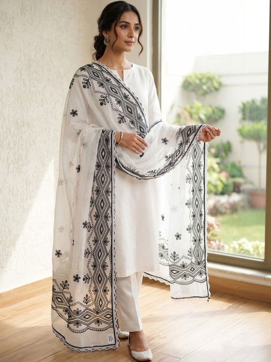 Mytrendzs Ethnic Motifs Embroidered Dupatta with Thread Work - view 1