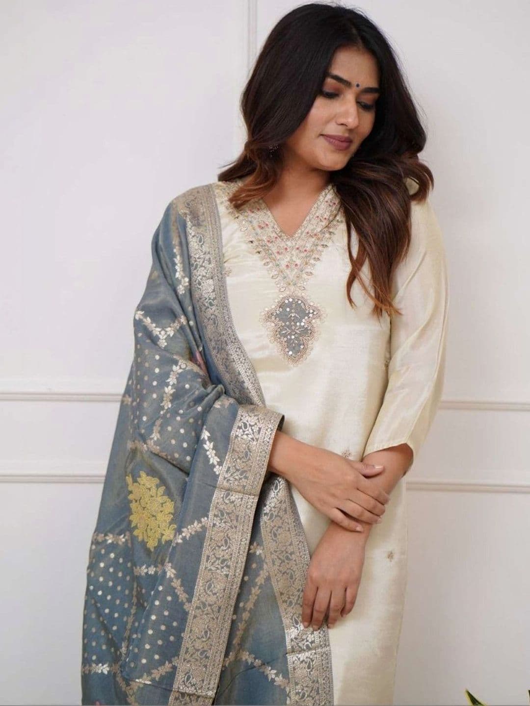 CLAVINET Women Ethnic Motifs Embroidered Regular Thread Work Kurta with Trousers & With Dupatta thumbnail 2