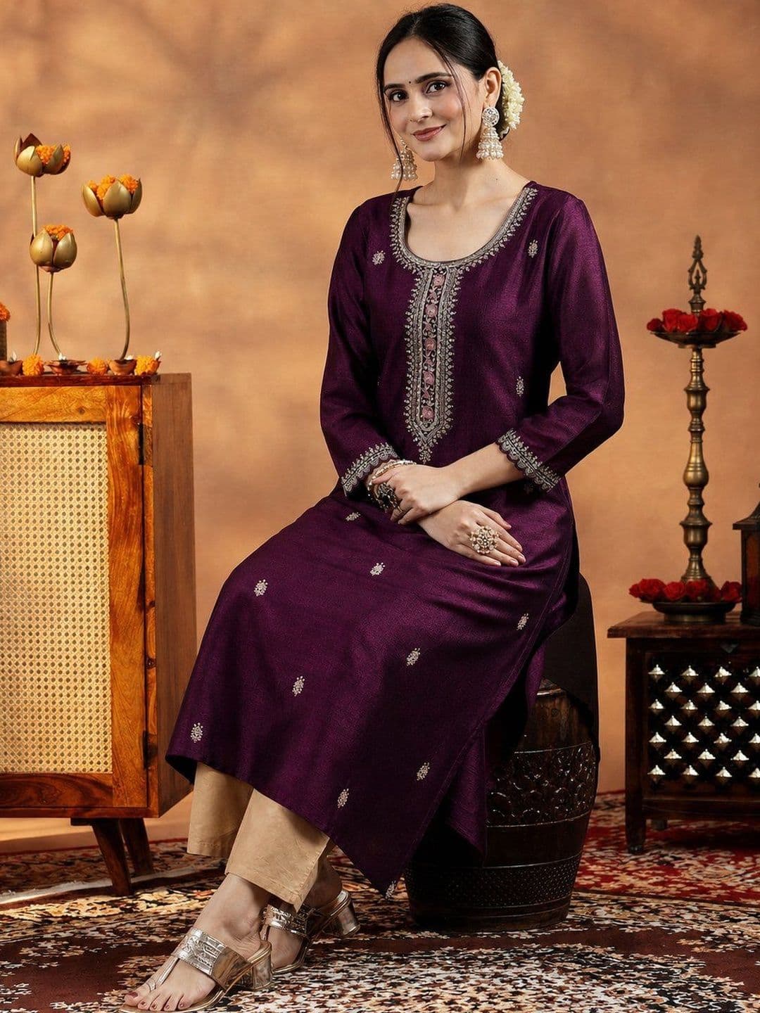 rarethread Women Embellished Thread Work Kurta thumbnail 7