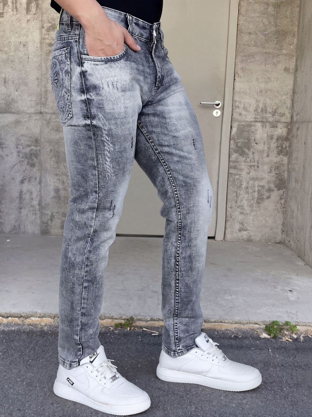 GEX Men Regular Fit Mid-Rise Mildly Distressed Heavy Fade Jeans thumbnail 4