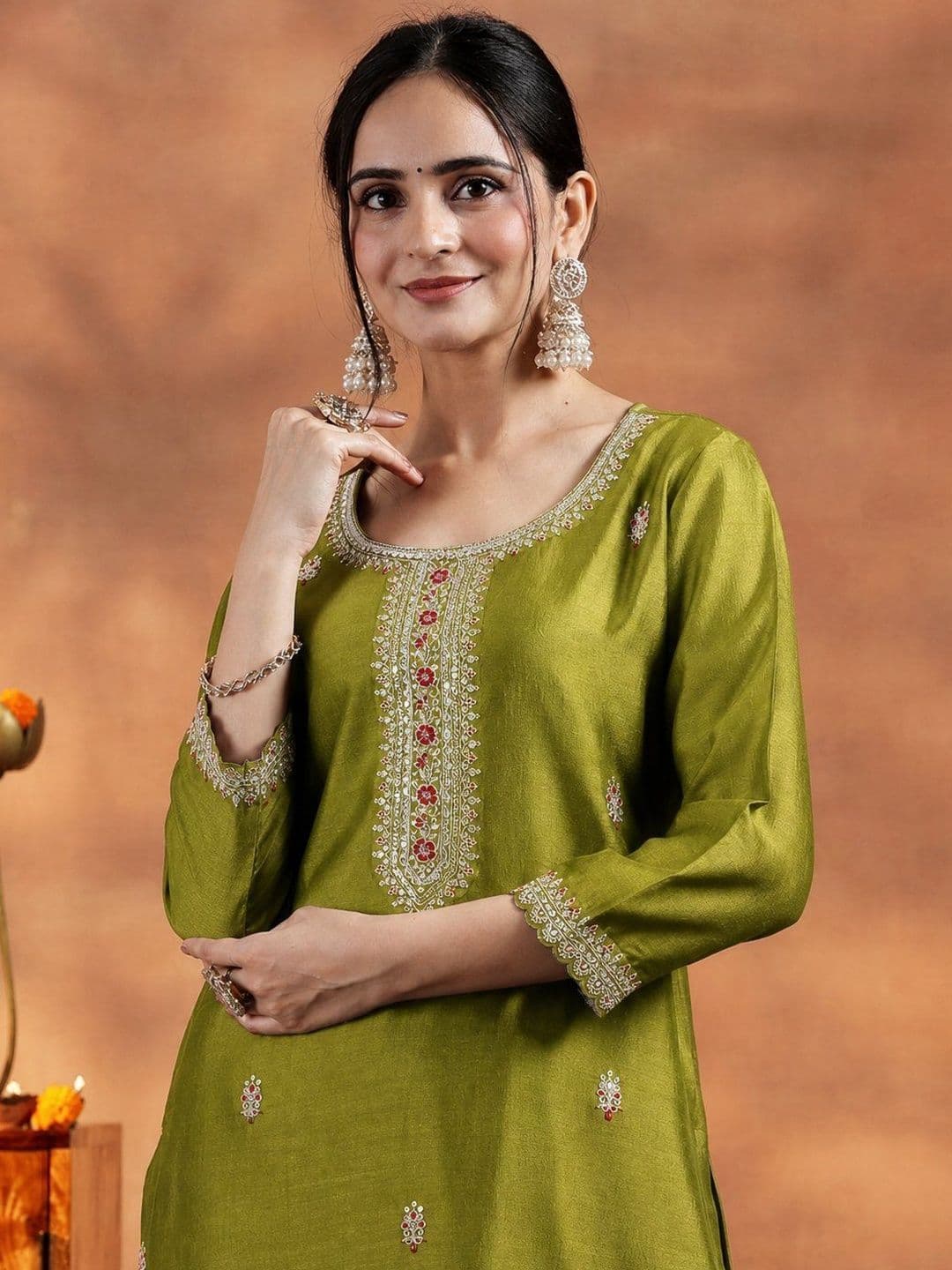 rarethread Women Embroidered Thread Work Kurta thumbnail 3