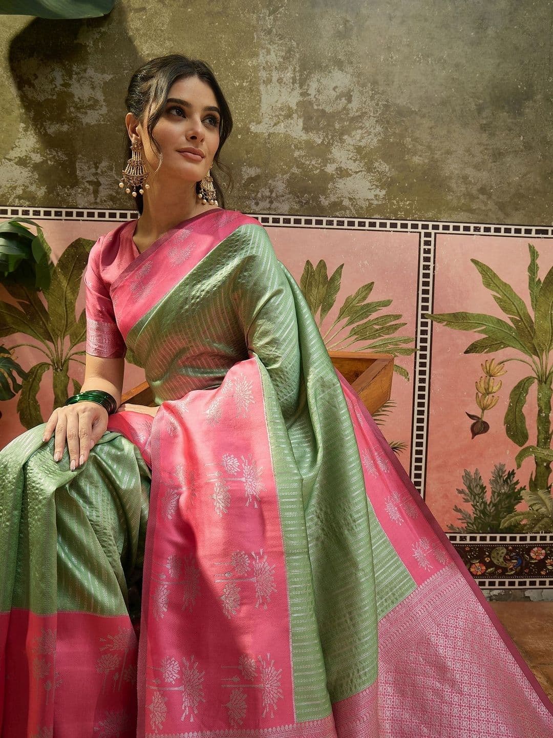 Sangria Woven Design Banarasi Sarees thumbnail 4