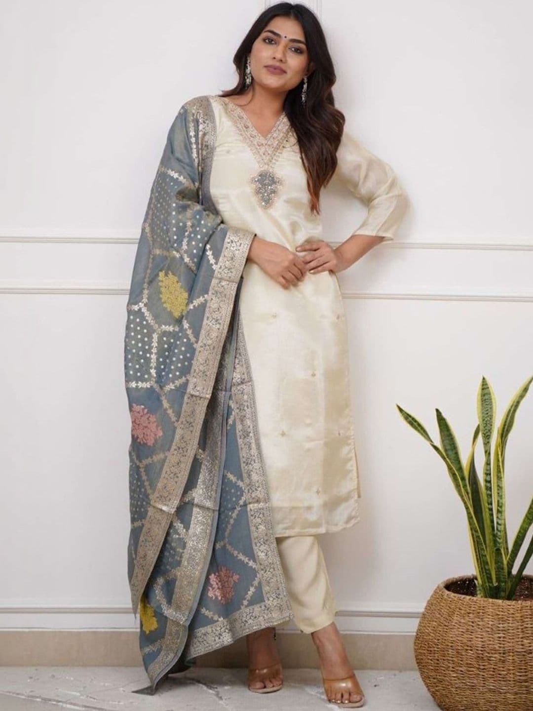 CLAVINET Women Ethnic Motifs Embroidered Regular Thread Work Kurta with Trousers & With Dupatta - view 1