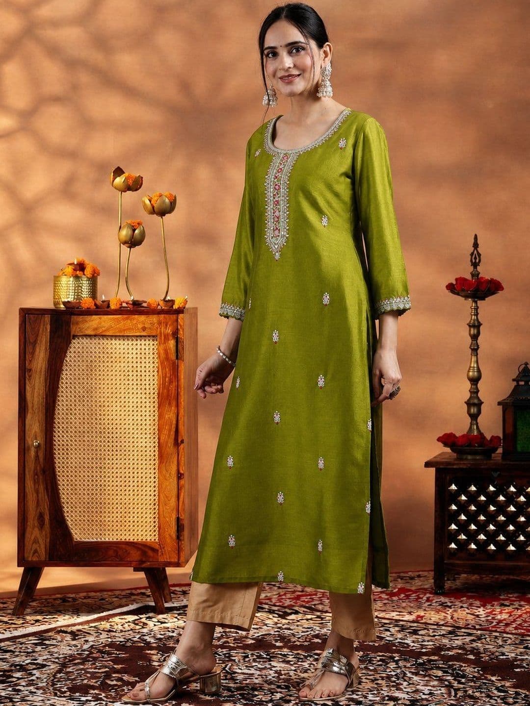 rarethread Women Embroidered Thread Work Kurta - view 1