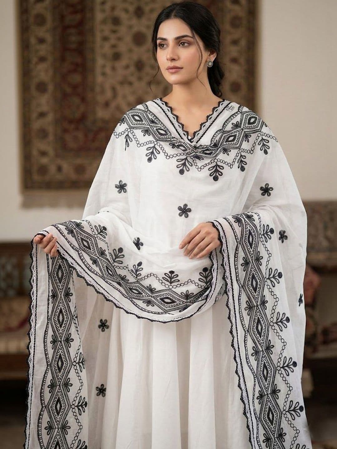 Mytrendzs Ethnic Motifs Embroidered Dupatta with Thread Work thumbnail 3