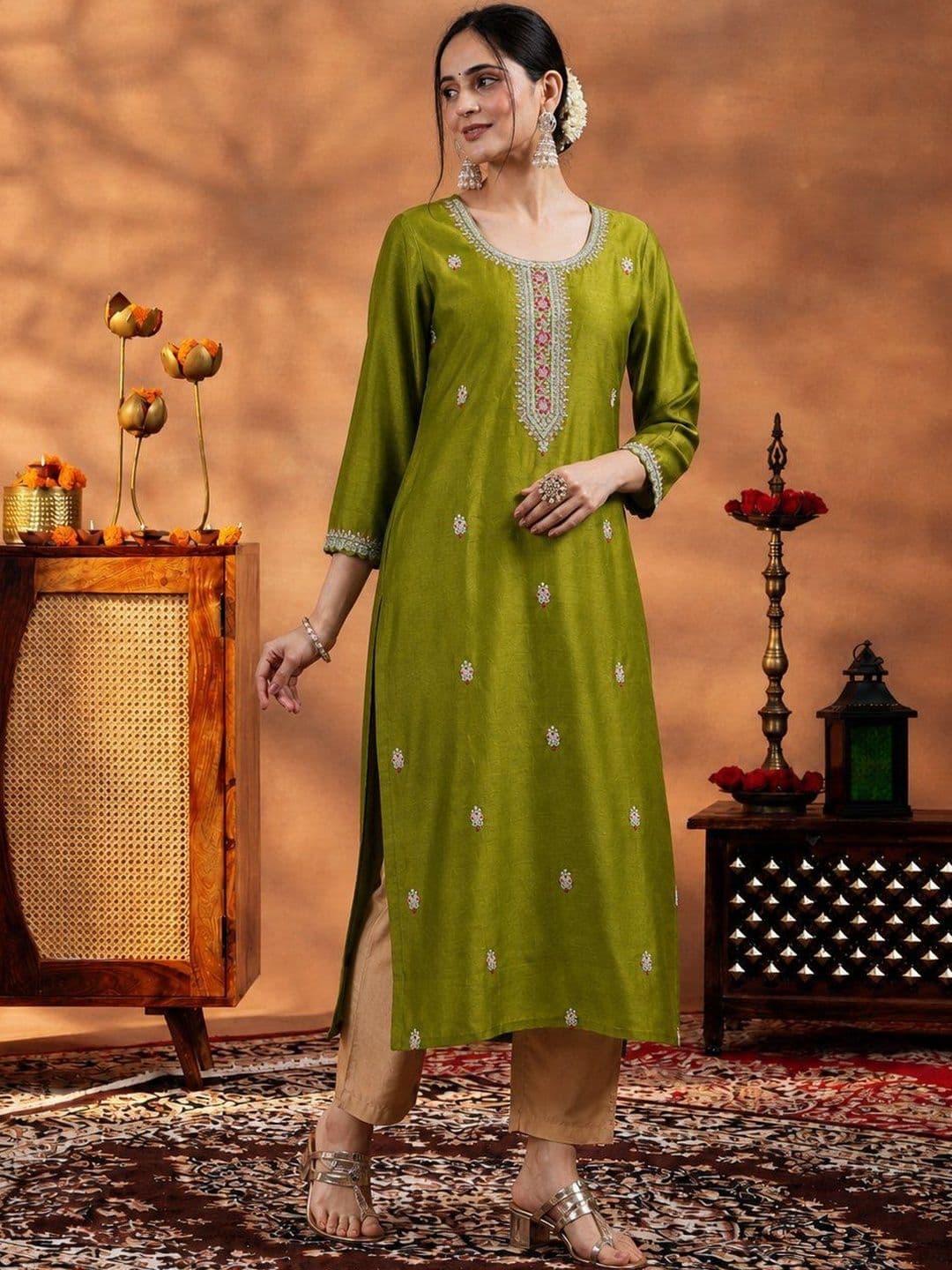 rarethread Women Embroidered Thread Work Kurta thumbnail 4