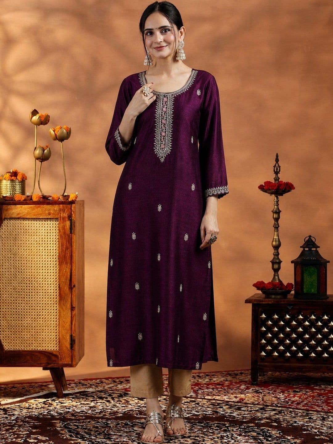 rarethread Women Embellished Thread Work Kurta thumbnail 2
