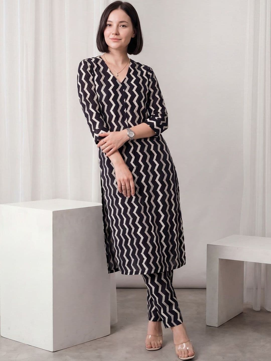 Indo Era Women Printed Regular Pure Cotton Kurta with Trousers thumbnail 2