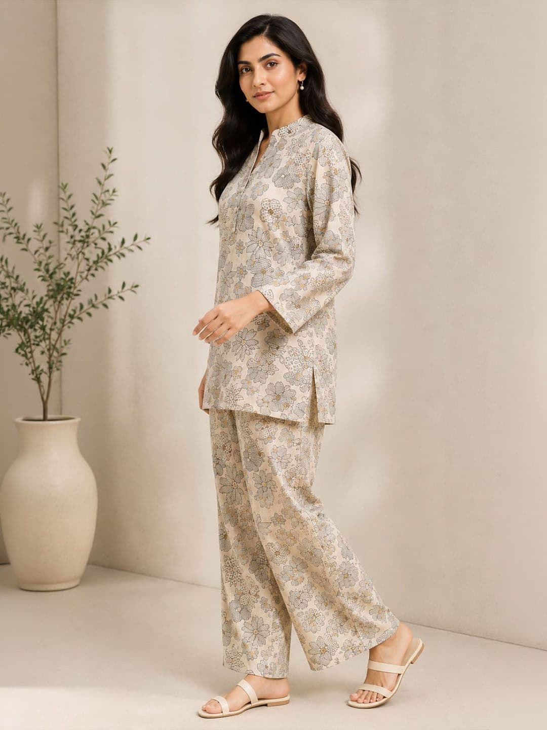 Ilaaha Women Floral Printed Regular Kurta with Trousers thumbnail 2