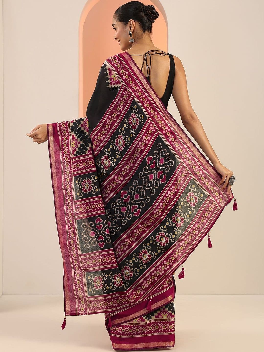 Libas Black Solid Cotton Saree With Unstitched Blouse Piece thumbnail 6