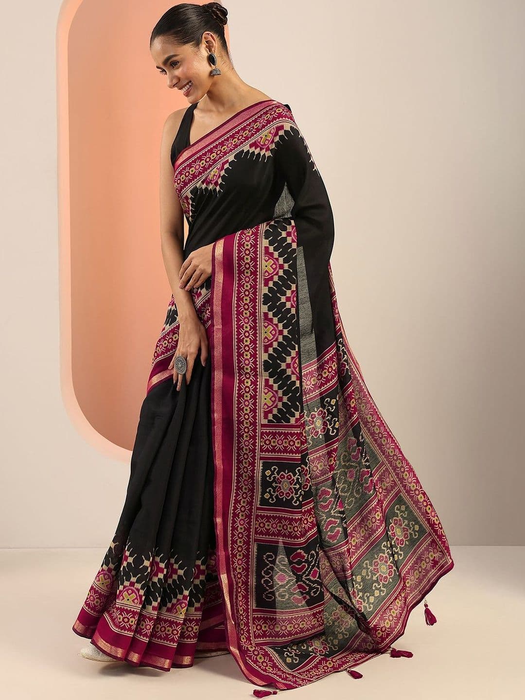 Libas Black Solid Cotton Saree With Unstitched Blouse Piece thumbnail 4