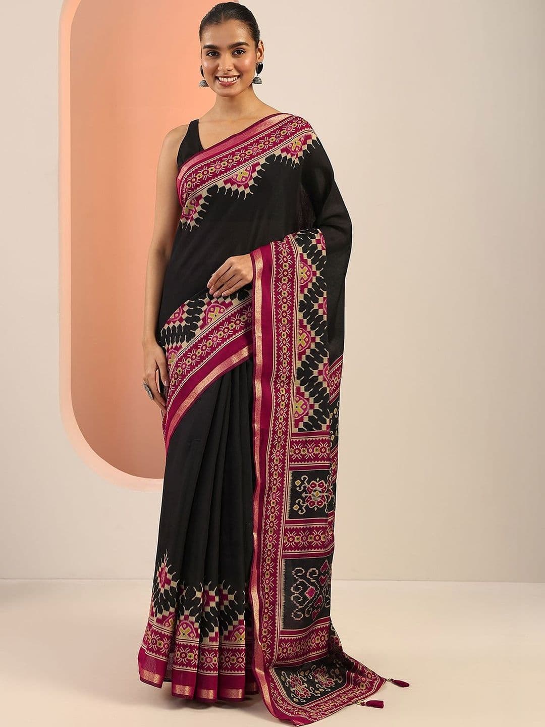 Libas Black Solid Cotton Saree With Unstitched Blouse Piece thumbnail 3