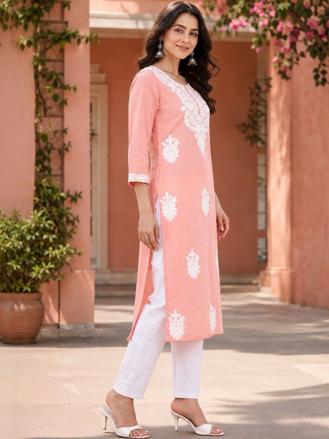 LUSIVA Women Floral Embroidered Chikankari Kurta thumbnail 4