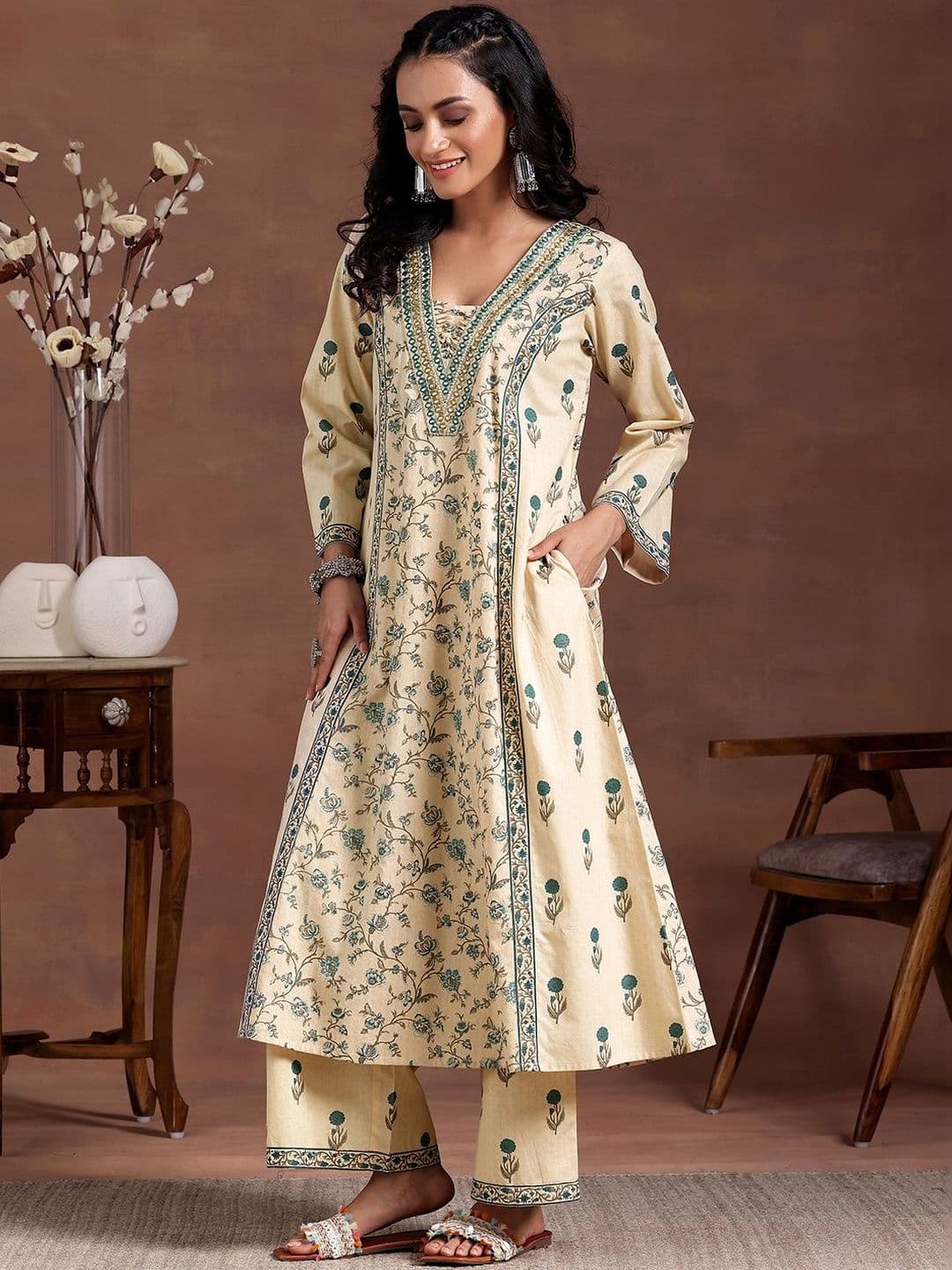 Libas Women Floral Printed Panelled Thread Work Kurta with Trousers thumbnail 2