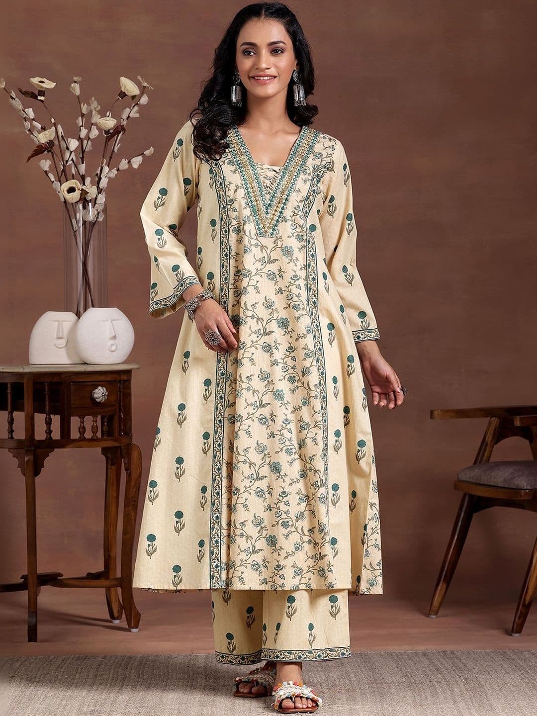 Libas Women Floral Printed Panelled Thread Work Kurta with Trousers thumbnail 4