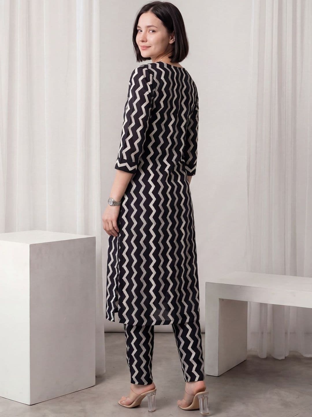 Indo Era Women Printed Regular Pure Cotton Kurta with Trousers thumbnail 3