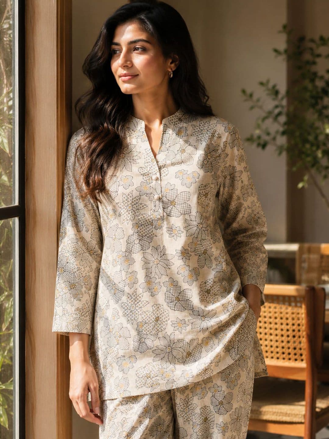 Ilaaha Women Floral Printed Regular Kurta with Trousers thumbnail 3