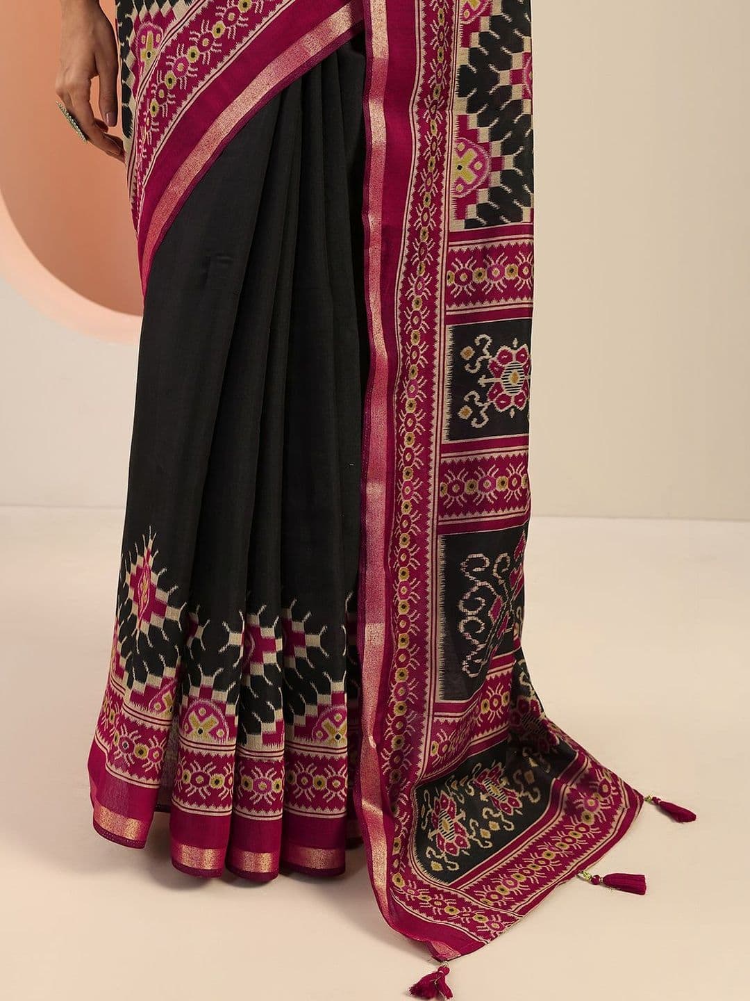 Libas Black Solid Cotton Saree With Unstitched Blouse Piece thumbnail 7