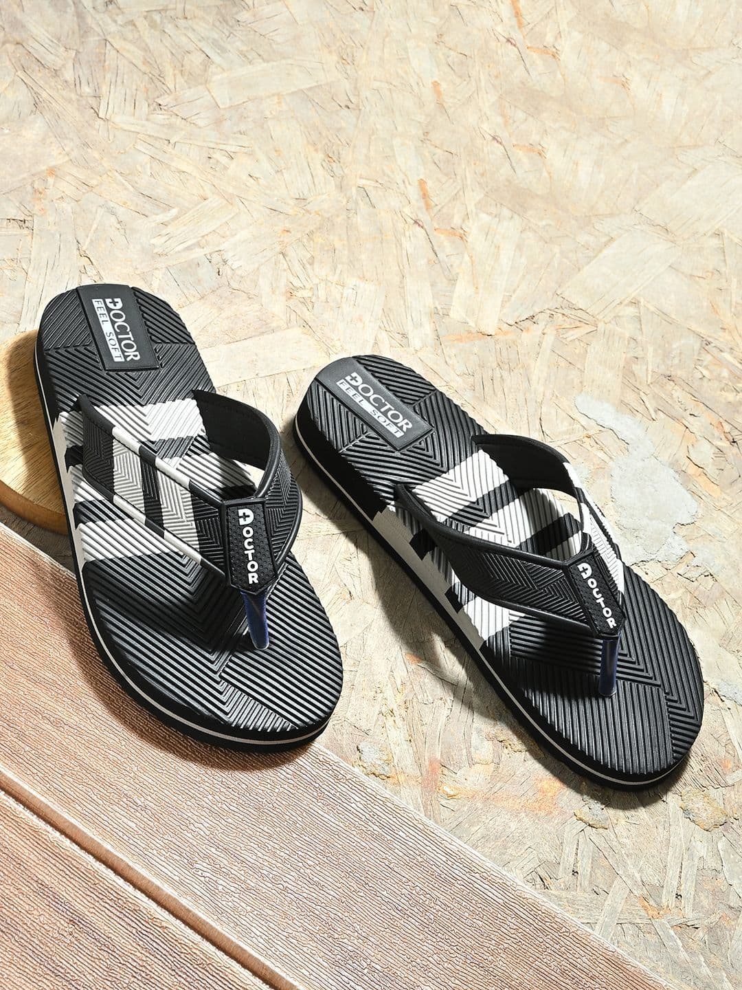 DOCTOR FEEL SOFT Men Striped Thong Flip-Flops - view 1