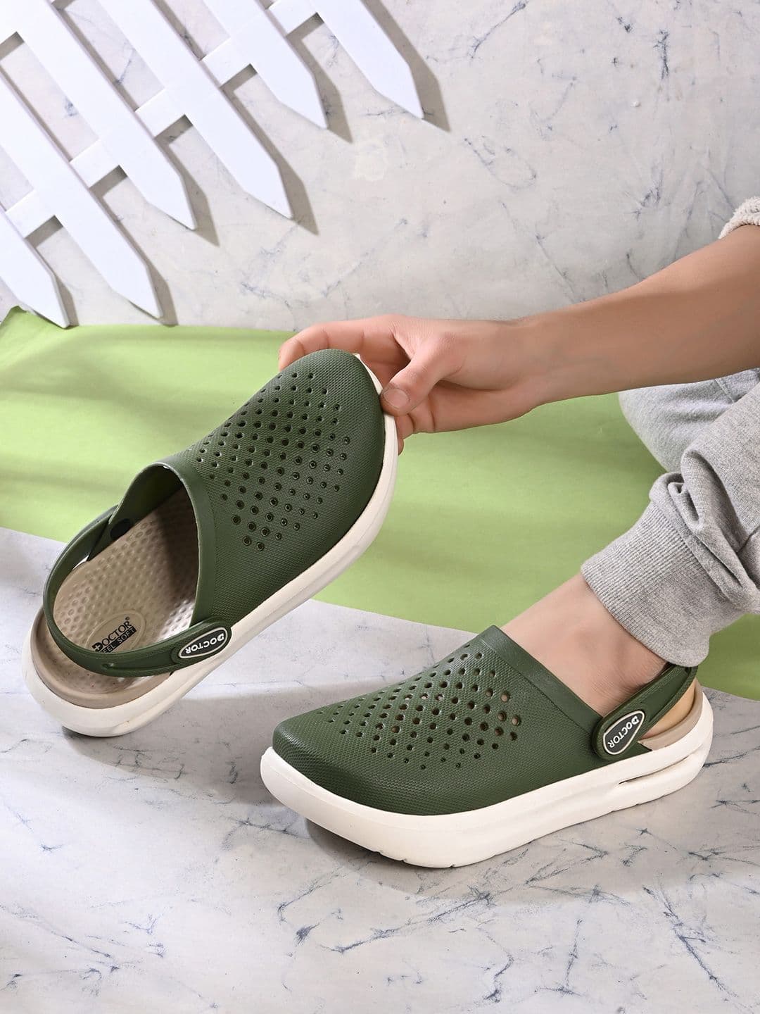 DOCTOR FEEL SOFT Men Colourblocked Clogs thumbnail 3