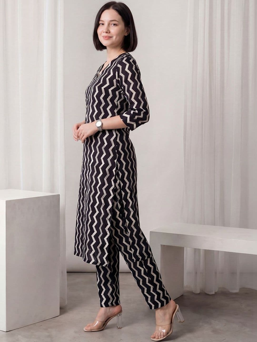 Indo Era Women Printed Regular Pure Cotton Kurta with Trousers thumbnail 4
