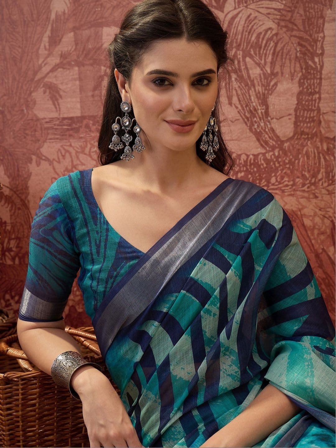 Sangria Woven Design Saree With  Unstitched Blouse thumbnail 3